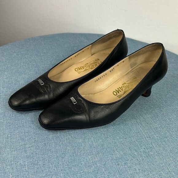 Vintage Salvatore Ferragamo Black Leather Pumps With Metal Logo Size 8 B - Picture 1 of 9